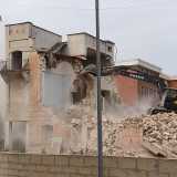 Dopo una sospensione durata sei mesi, sono ripresi i lavori per l�abbattimento di Villa Vera, dimora liberty situata in via Amendola  nei pressi del Campus Universitario